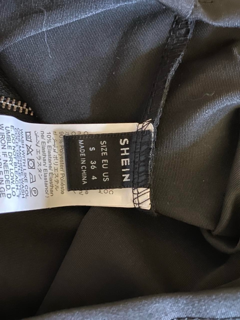 Black Sleeveless Key Hole Zip-Front Crop Top - Picture 3 of 3